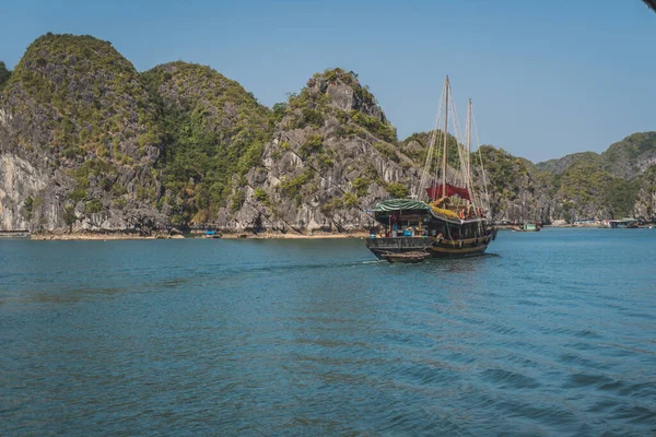 Vista de los viajes en barco turístico en la bahía de Ha Long, Patrimonio Natural de la Humanidad — Foto de Stock