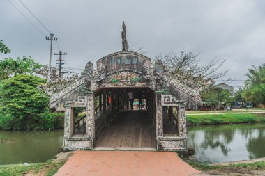 Vietnam köyündeki eski nehir köprüsü