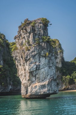 Halong Körfezi, Vietnam 'daki Güzel Rock Adası Manzarası.