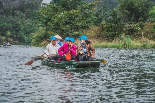 A lot of people are boating on a lake in Vietnam — Stock Photo, Image