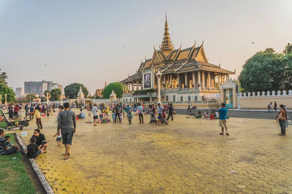 La plaza por la noche frente al Palacio Real en Phnom Penh — Foto de Stock