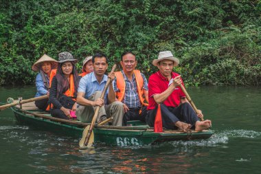 Birkaç kişi Vietnam 'da bir teknede..