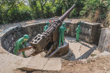 Askerler silah doğrultuyor. Vietnam Savaşı.