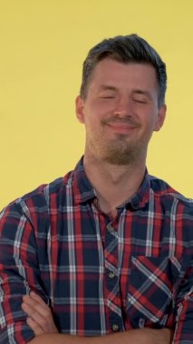 Sessiz kalacağına söz veren yakışıklı adamın yakın çekimi.