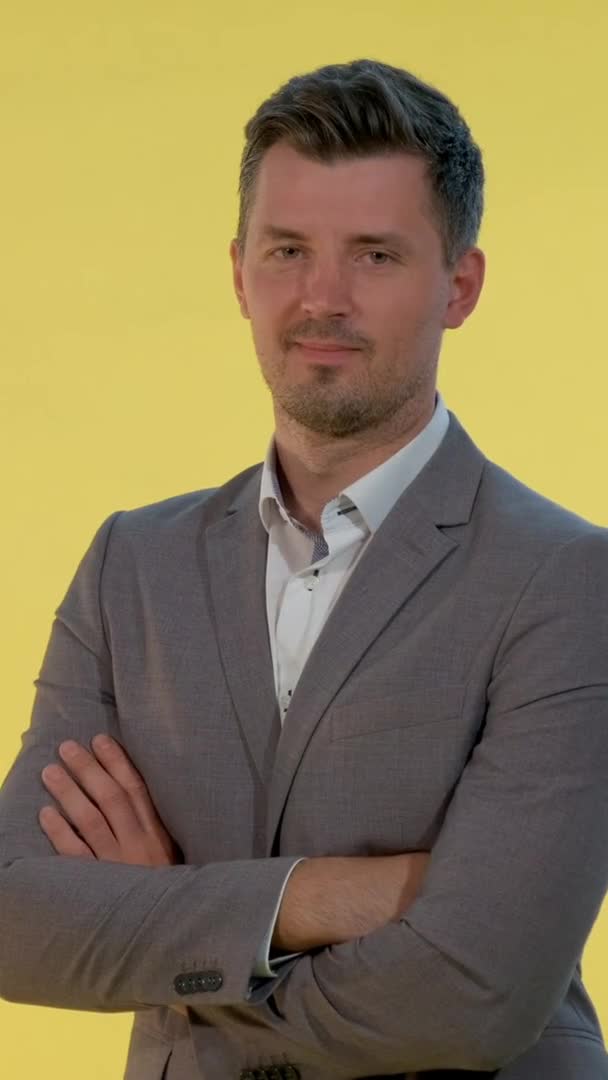 Retrato del hombre guapo de traje riendo a la cámara — Vídeos de Stock