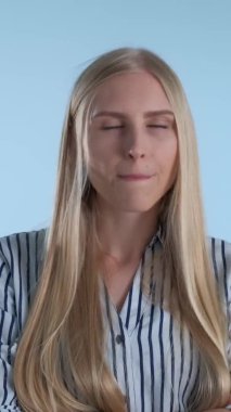 Genç sarışın kadın bir şeyi reddediyor ve yeterince sıkıldığını gösteriyor.