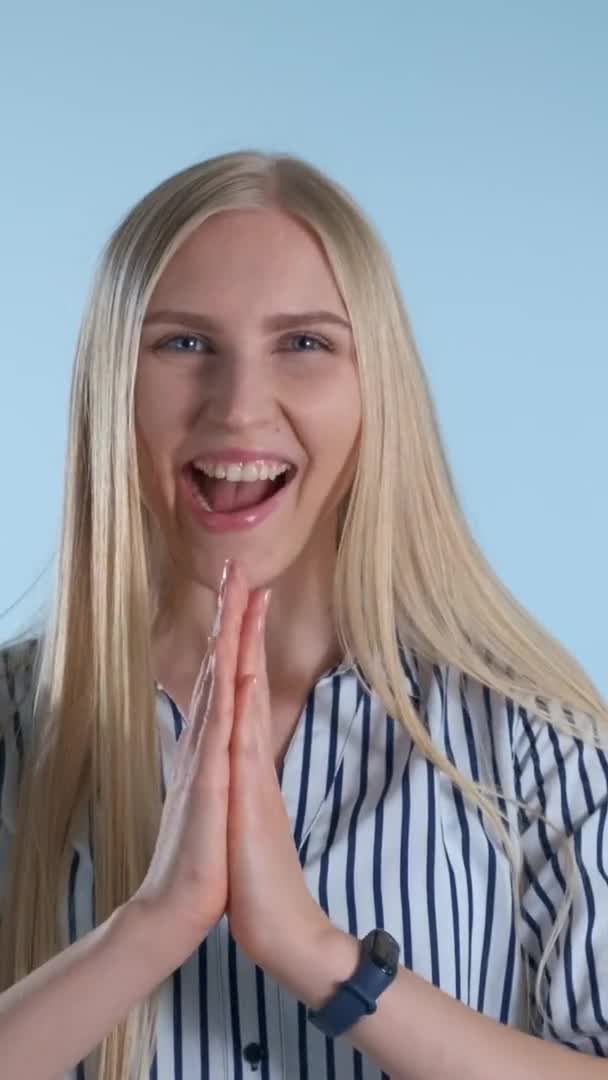 Žena tleská rukama, čeká na něco zajímavého — Stock video