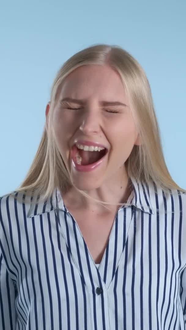 Красивая блондинка кричит громко — стоковое видео