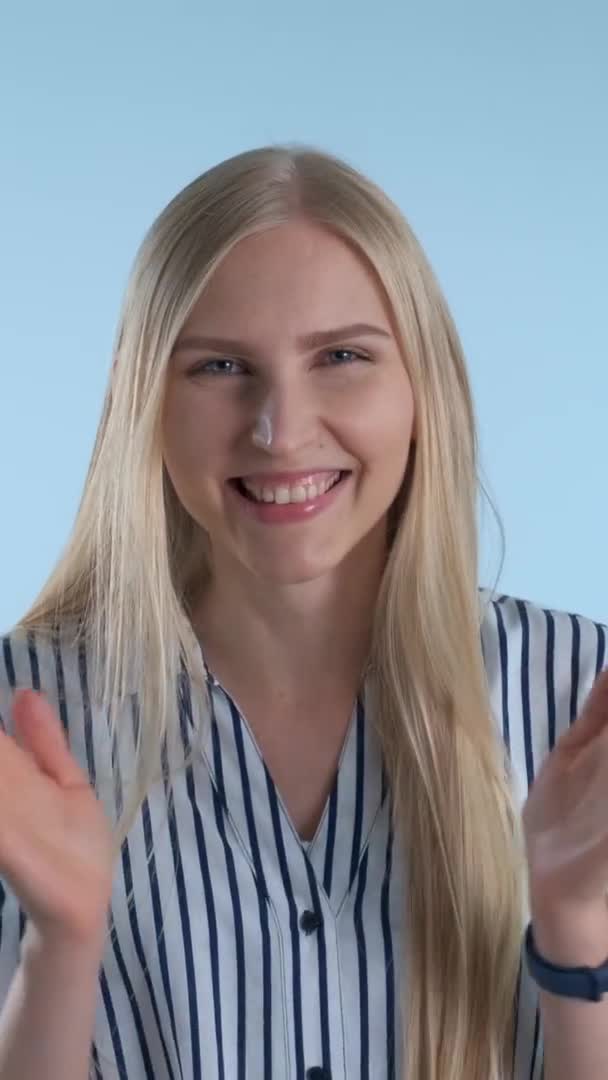 Retrato de uma jovem sorrindo dando aplausos a alguém . — Vídeo de Stock