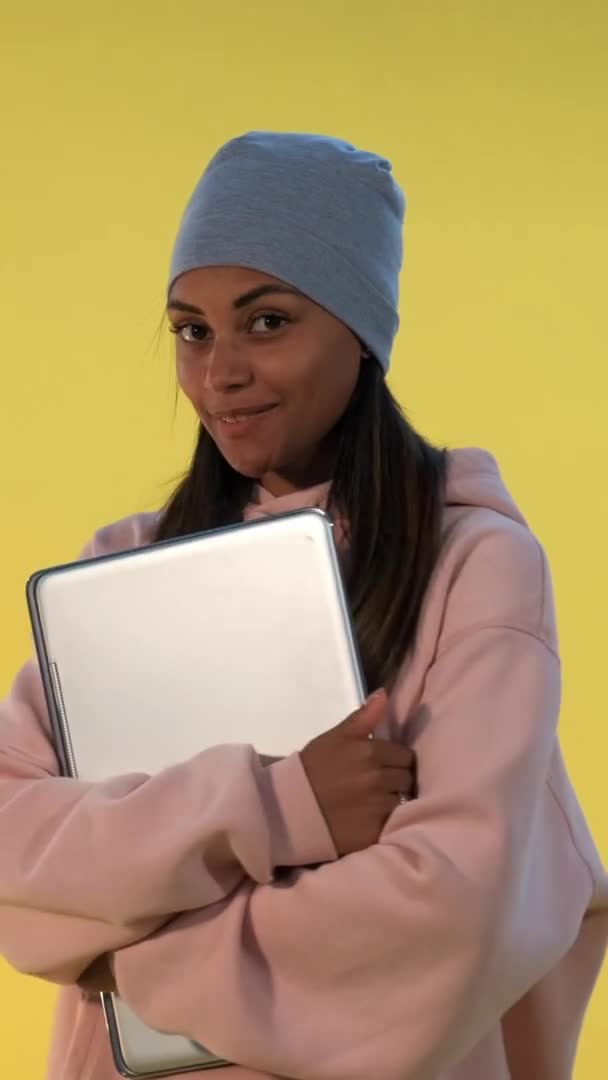 Portret van Afrikaans meisje in cap knuffelen haar computer laptop — Stockvideo