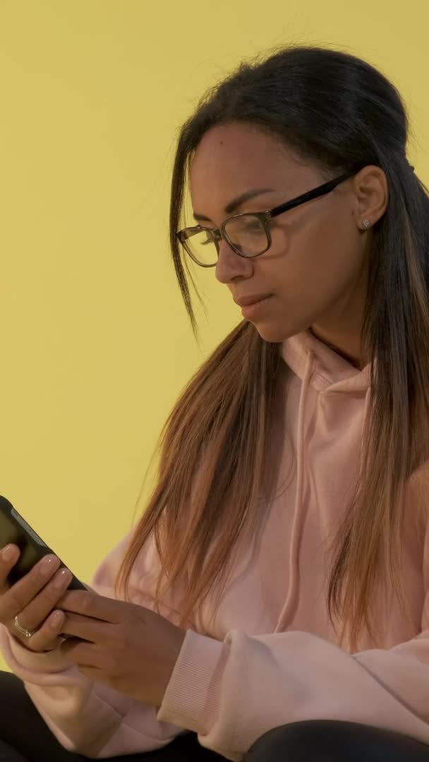 Primo piano della donna nera in occhiali da vista che lavora su smartphone . — Video Stock