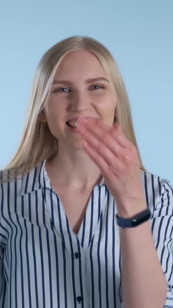 Jeune femme envoyant un baiser d'air et clignotant d'un oeil — Video