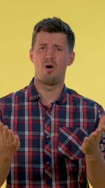 Çaresiz adam bir şey yüzünden hayal kırıklığına uğradı.