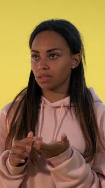 Yakışıklı siyah kadın parmaklarıyla bir şeyler sayıyor..