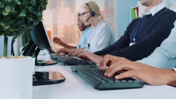Tiro médio de mãos de operadores que digitam no teclado no escritório moderno — Vídeo de Stock