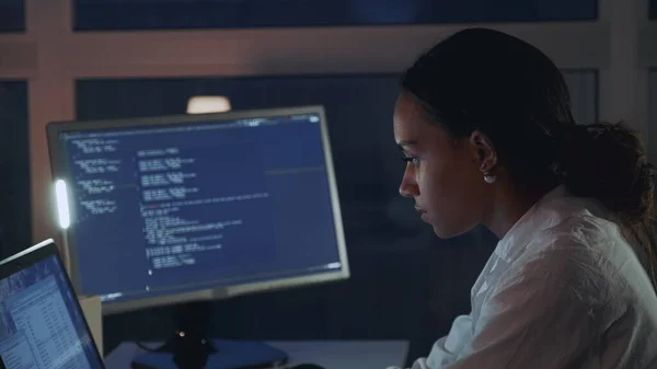 Közelkép afro-amerikai nő dolgozik számítógép elektronikai laboratóriumban. — Stock Fotó