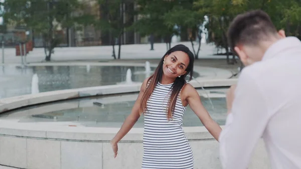 Ung man tar foto av sin vackra svarta flickvän i centrum — Stockfoto