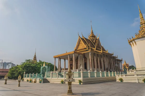 Exterior del Palacio Real en Phnom Penh, Camboya, Asia — Foto de Stock