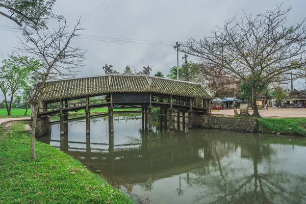 Vietnam köyündeki eski nehir köprüsü