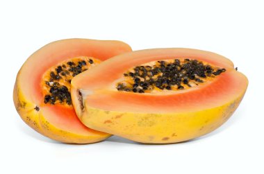 Beyaz arka plan üzerinde izole taze papaya dilimlenmiş.