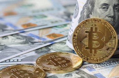 Bitcoin dolar değişimi. Banknotların arka planında Altın Bitcoin (Btc) Başkan Benjamin Franklin ile birlikte 100 dolarlık banknot.