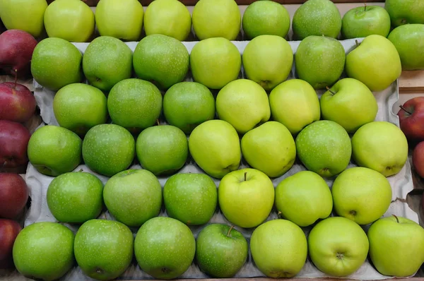 Νωπά πράσινα, κίτρινα και κόκκινα μήλα στο ράφι του σούπερ μάρκετ. — Φωτογραφία Αρχείου