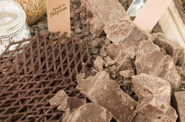 Lüks koyu çikolata arka plan üst görünümü. Belçika çikolatası.