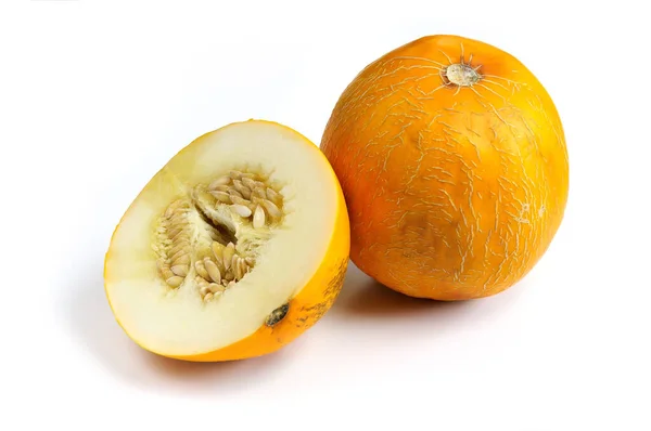 Seluruh Dan Irisan Buah Melon Kuning Masak Terisolasi Pada Latar — Stok Foto
