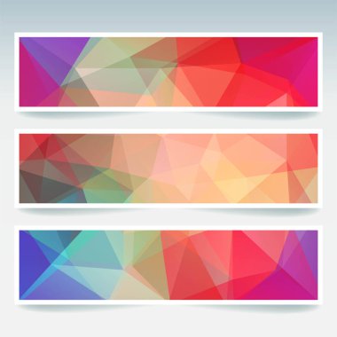 Arka plan ile renkli afiş şablonlar kümesi. Modern vektör afiş poligonal arka plan ile. Kırmızı, pembe, turuncu, mavi renkler.