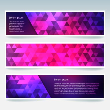 Arka plan afiş şablonlar kümesi. Modern vektör afiş poligonal arka plan ile. Pembe, mor renkler.