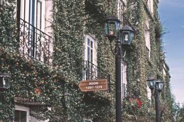 otel odalarında sokak işaretçi