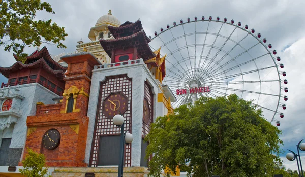 Riesenrad im Freizeitpark — Stockfoto