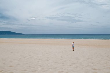 Yalnız çocuk Beach
