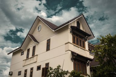 uğursuz konak ve somurtkan gökyüzü