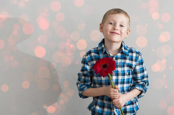 Ein Junge mit einer Blume — Stockfoto