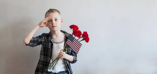 Giorno commemorativo con fiori e bandiera americana — Foto Stock