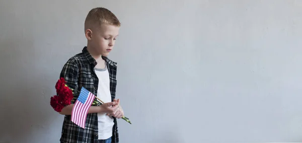 День памяти с цветами и американским флагом — стоковое фото