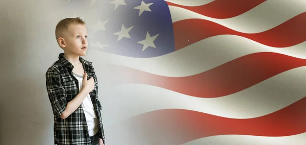 Malý chlapec a americká vlajka — Stock fotografie