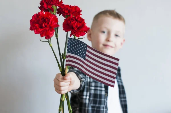 Dia comemorativo com flores e bandeira americana Fotografia De Stock