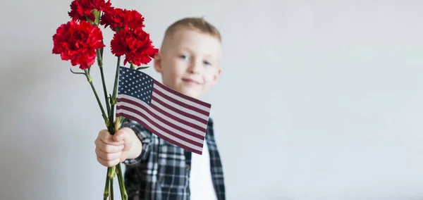 用鲜花和一面美国国旗纪念日 图库图片