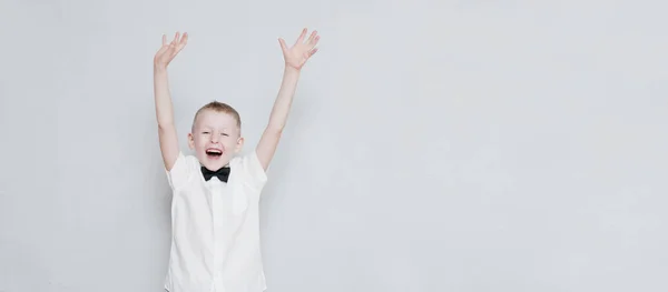 Criança alegre com mãos para cima — Fotografia de Stock