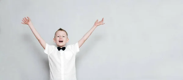 Veselý kluk s rukama nahoru — Stock fotografie