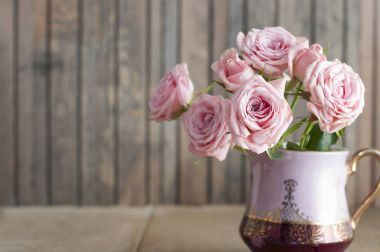 vintage bir sürahi içinde pembe Gül