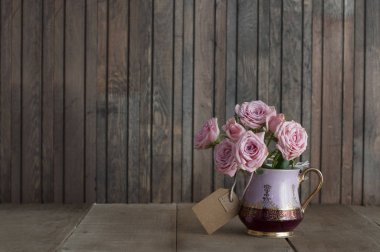 vintage bir sürahi içinde pembe Gül