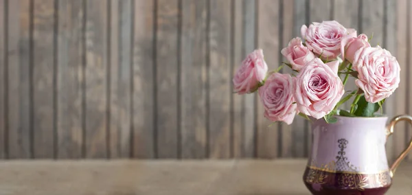 Rózsaszín rózsák egy vintage kancsó — Stock Fotó