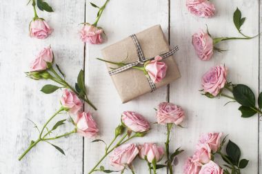 Pembe güller ve hediye kutuları