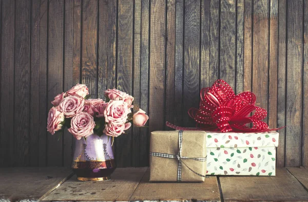 ピンクのバラの花とギフト ボックス — ストック写真