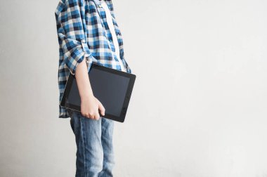 Çocuk öğrenci tablet ile