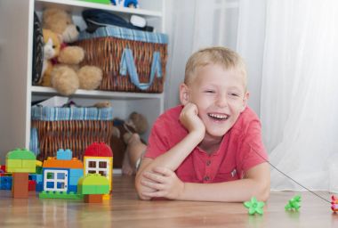 bloklar oynayan çocuk