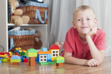 bloklar oynayan çocuk